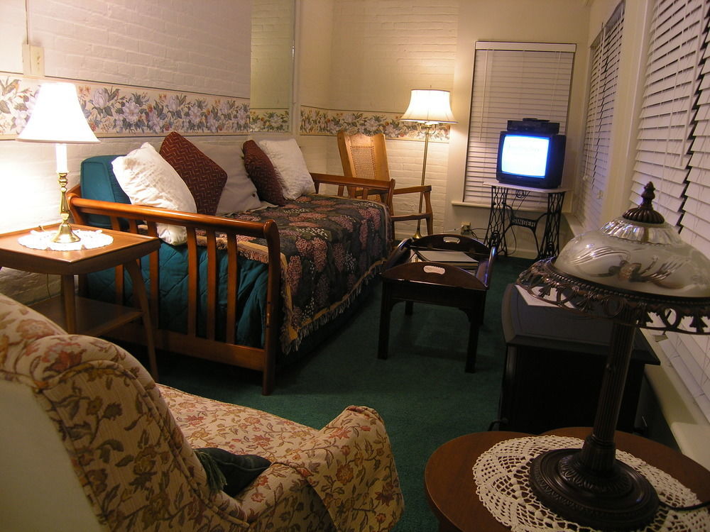 The Carriage Inn Bed And Breakfast Чарльз-Таун Экстерьер фото