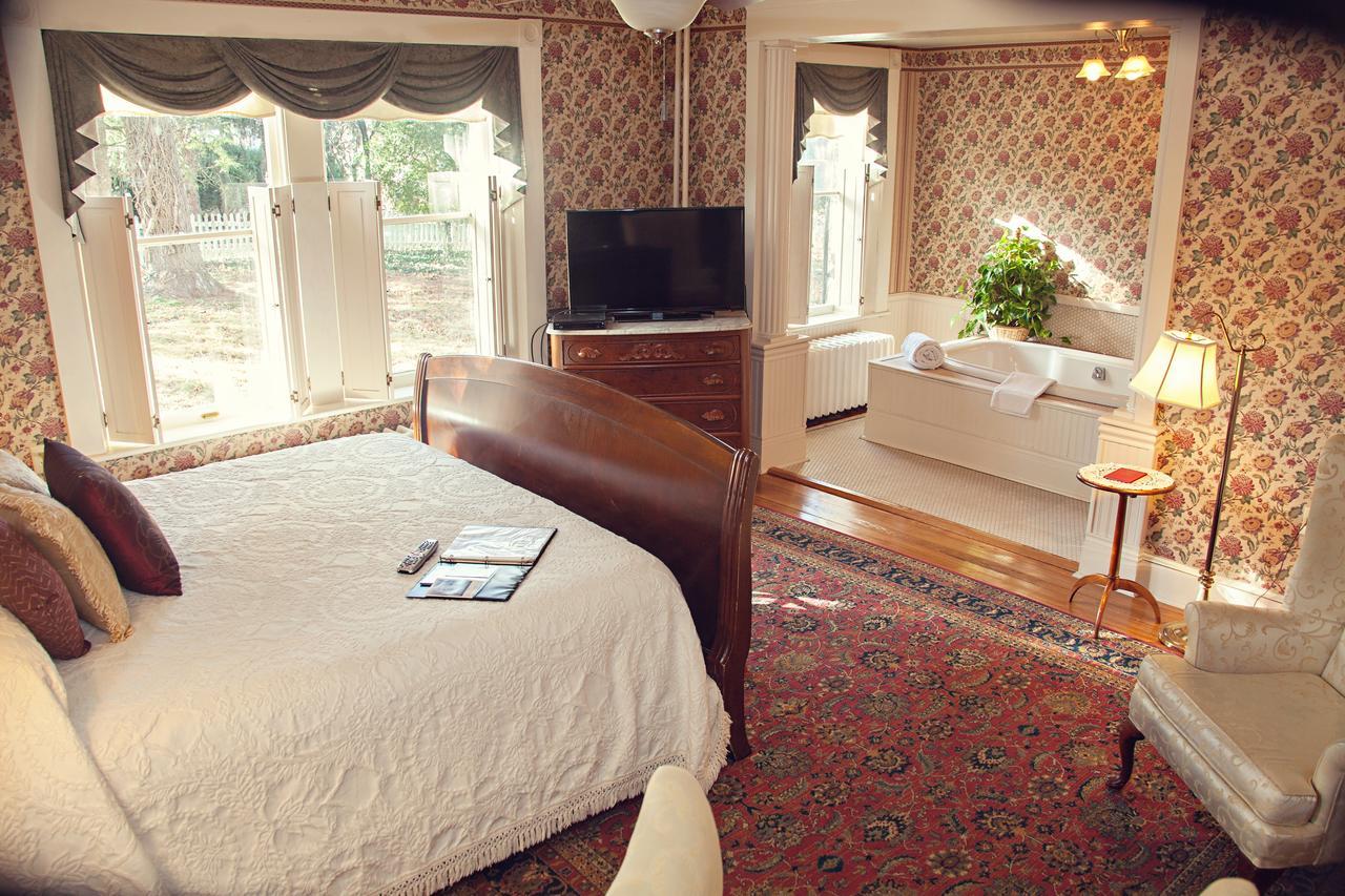 The Carriage Inn Bed And Breakfast Чарльз-Таун Экстерьер фото