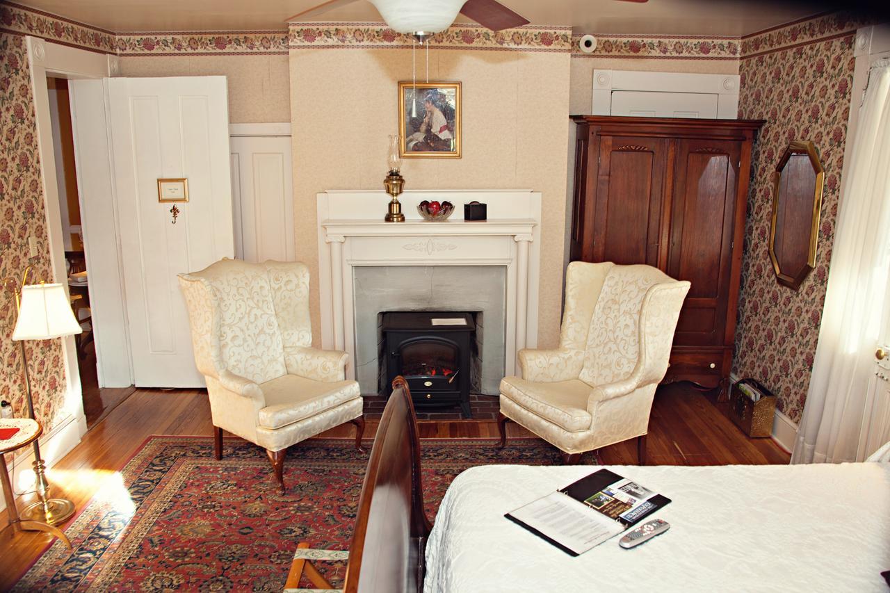 The Carriage Inn Bed And Breakfast Чарльз-Таун Экстерьер фото