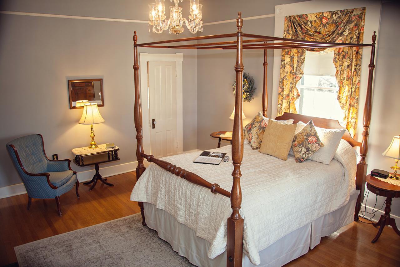 The Carriage Inn Bed And Breakfast Чарльз-Таун Экстерьер фото