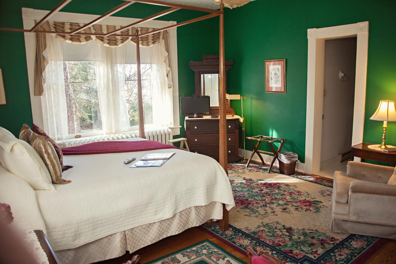 The Carriage Inn Bed And Breakfast Чарльз-Таун Экстерьер фото