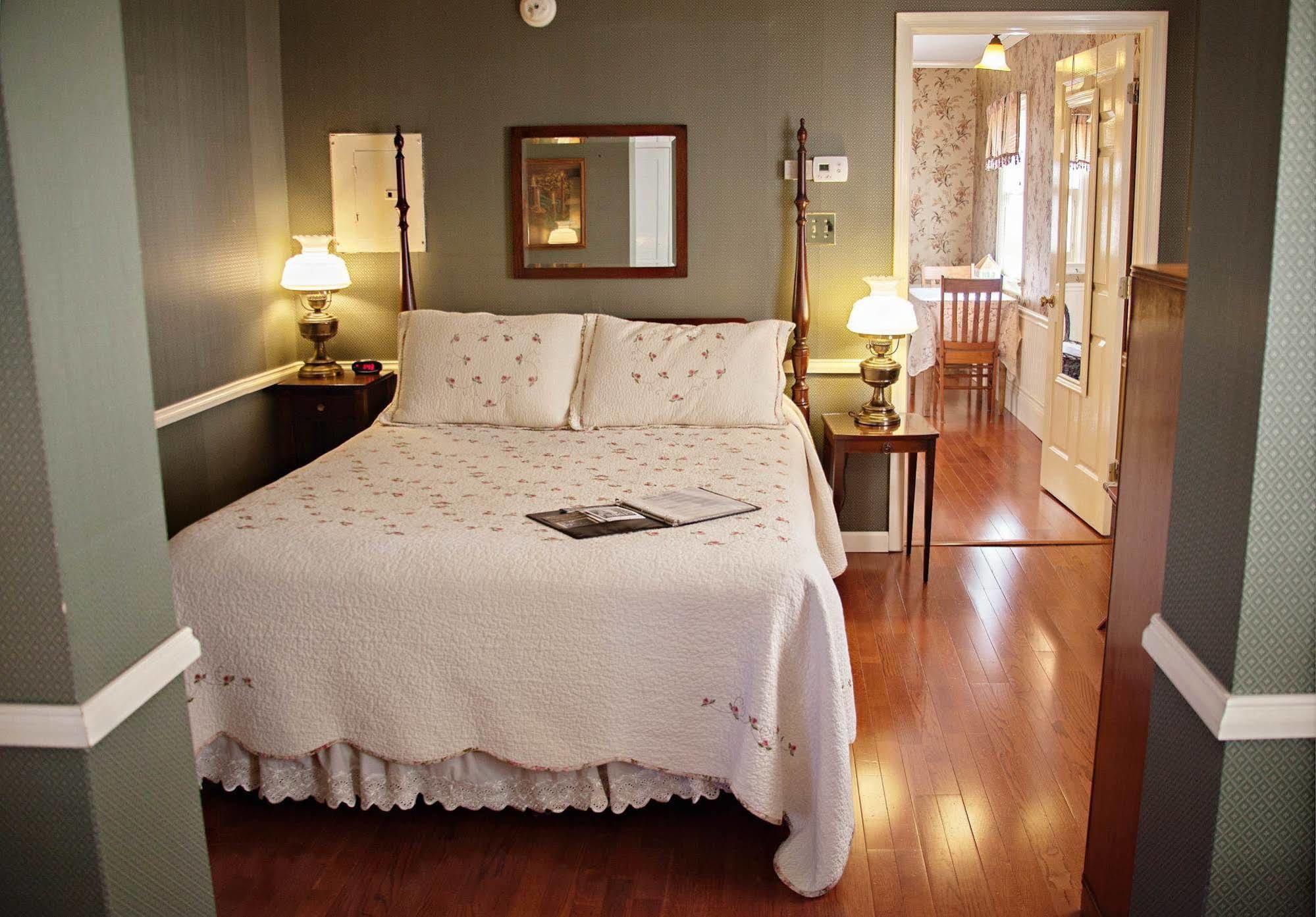 The Carriage Inn Bed And Breakfast Чарльз-Таун Экстерьер фото